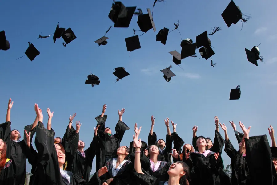 Graduating camping throwing