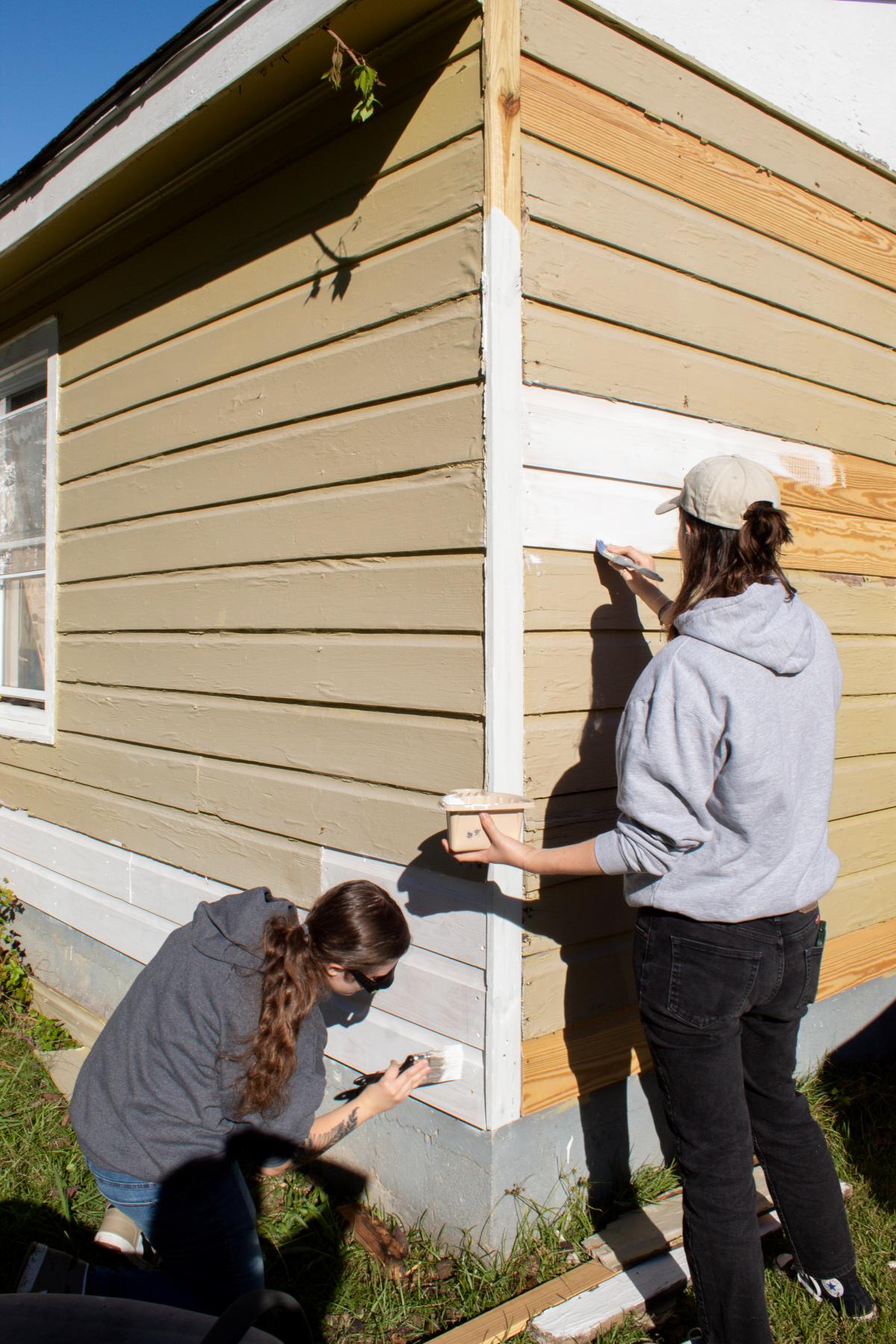 Union University Students paint a house
